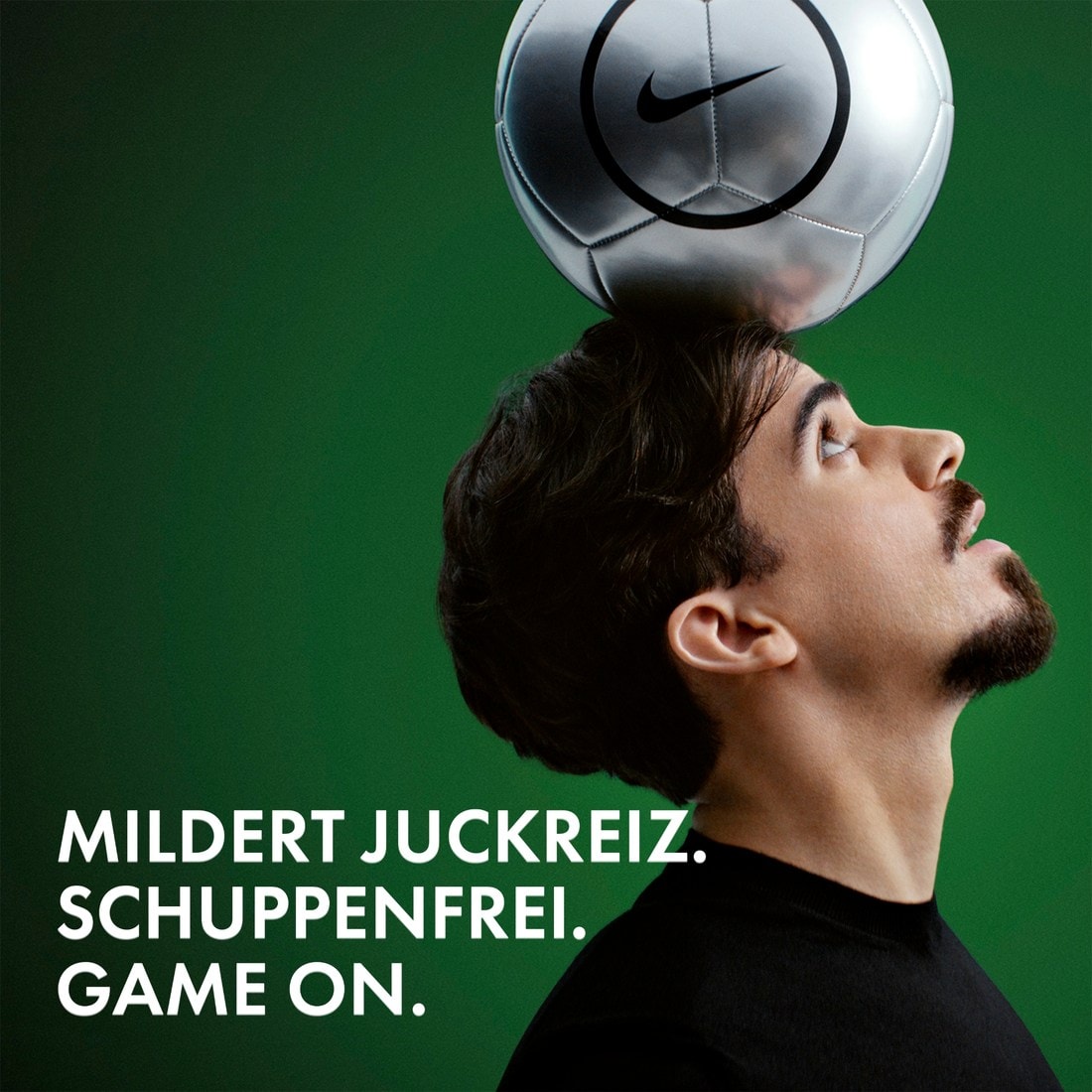 Vichy Dercos Kampagnenmotiv mit Person und Fussball. Text: „Mildert Juckreiz. Schuppenfrei. Game on.“
