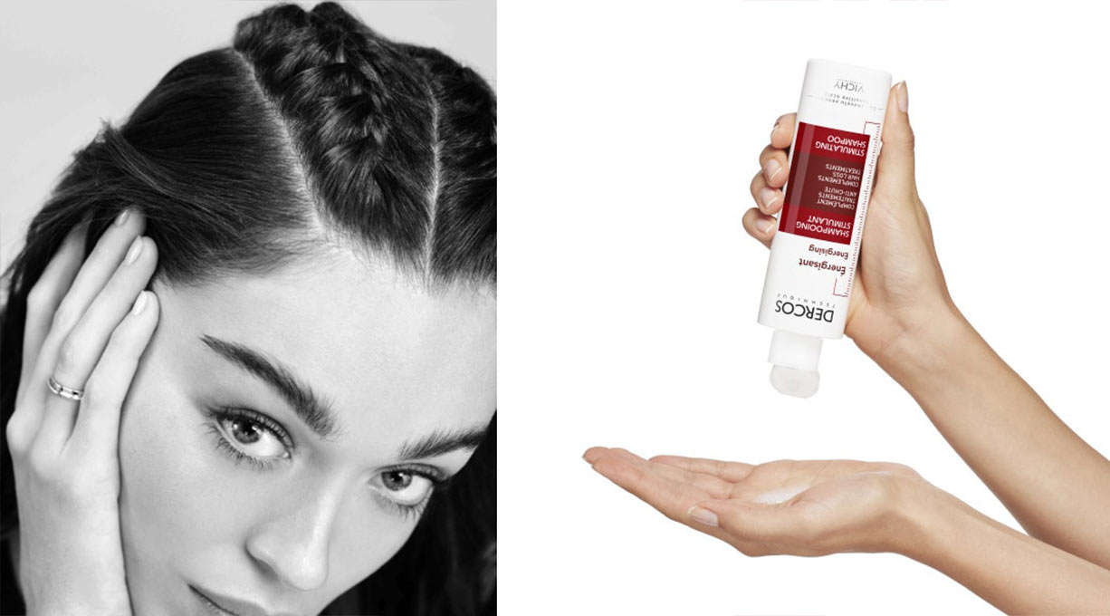 Schwarz-Weiß-Bild einer Frau mit der Hand in den Haaren und DERCOS Vitalshampoo, das auf eine Hand gemacht wird