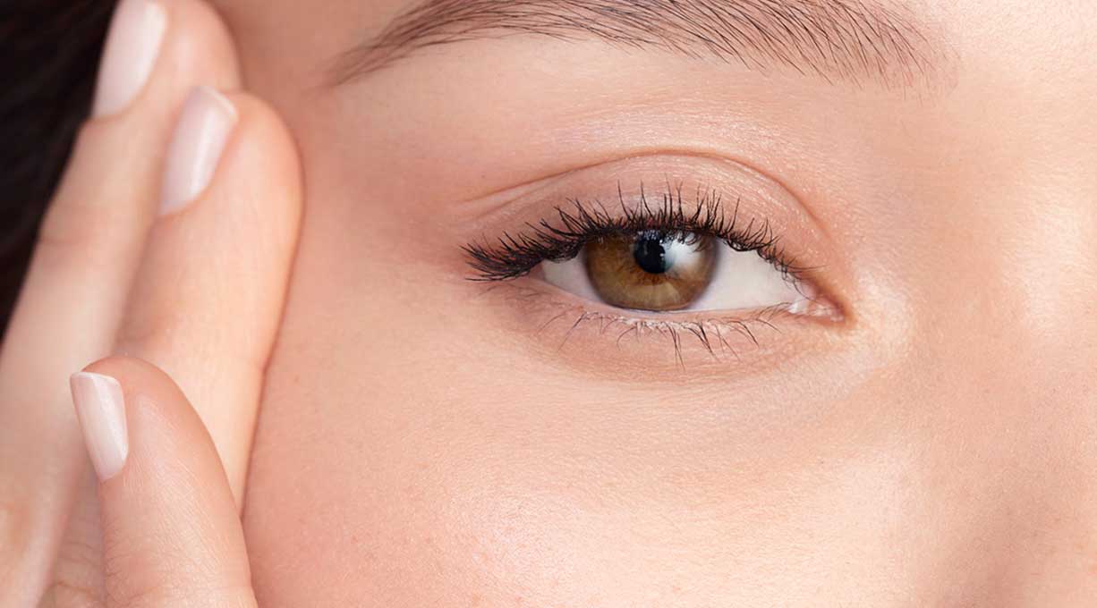 Nahaufnahme eines braunen Auges einer Frau