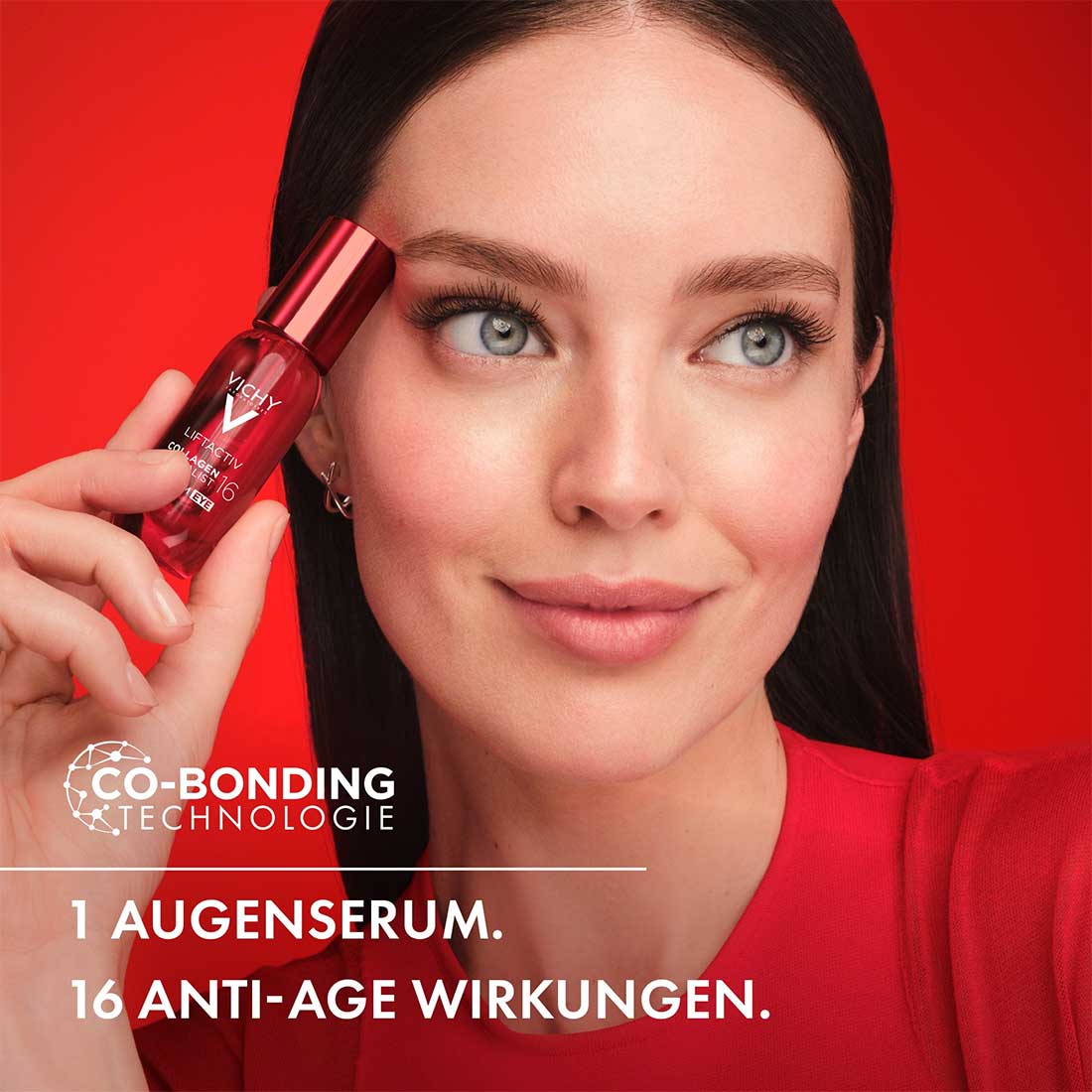 Nahaufnahme des Vichy Ambassadors Emily Di Didonato, die das Produkt in der Hand hält.