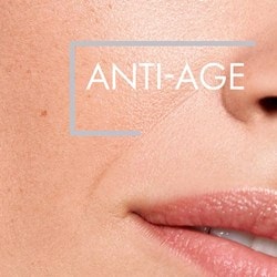Nahaufnahme des Gesichts einer Frau mit der Aufschrift „Anti-Age“