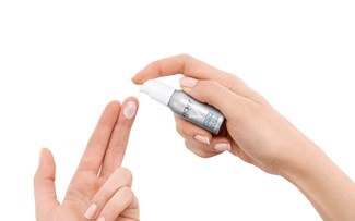 Person gibt LIFTACTIV Serum von Vichy auf ihre Finger