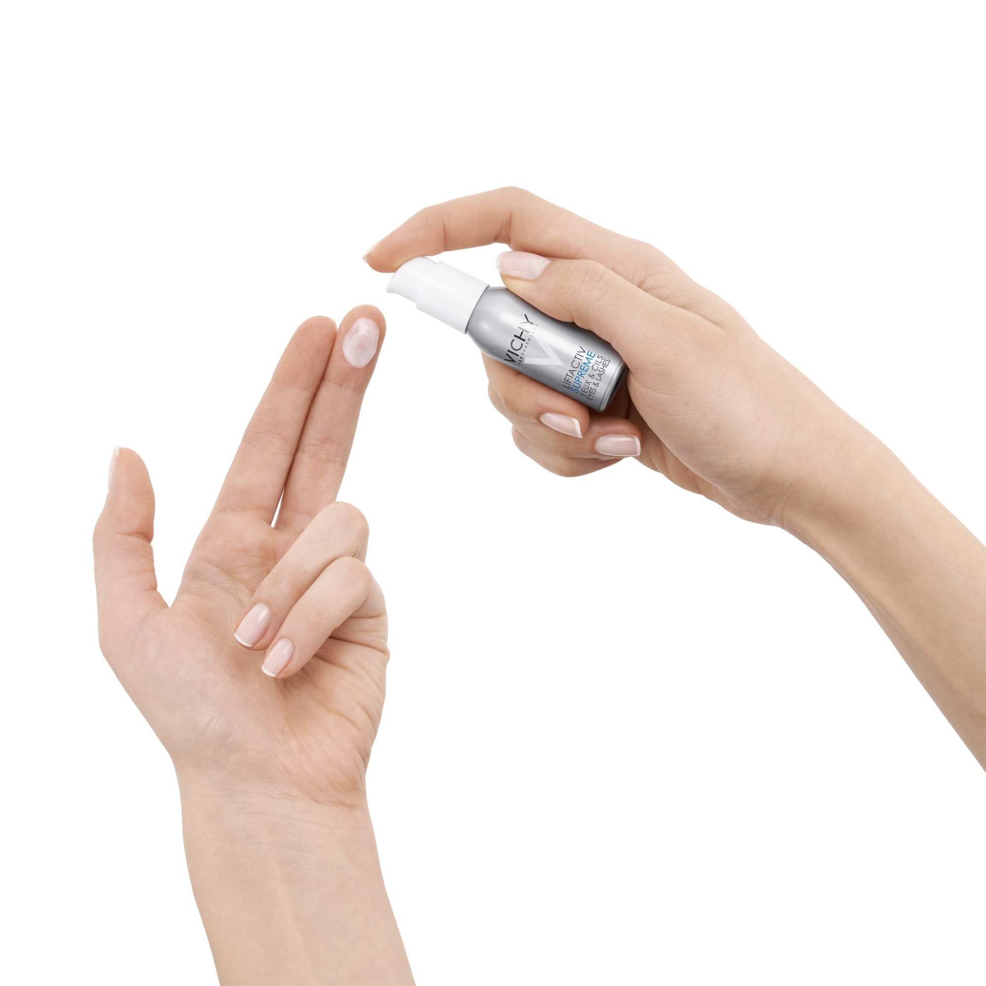 Person gibt LIFTACTIV Serum von Vichy auf ihre Finger
