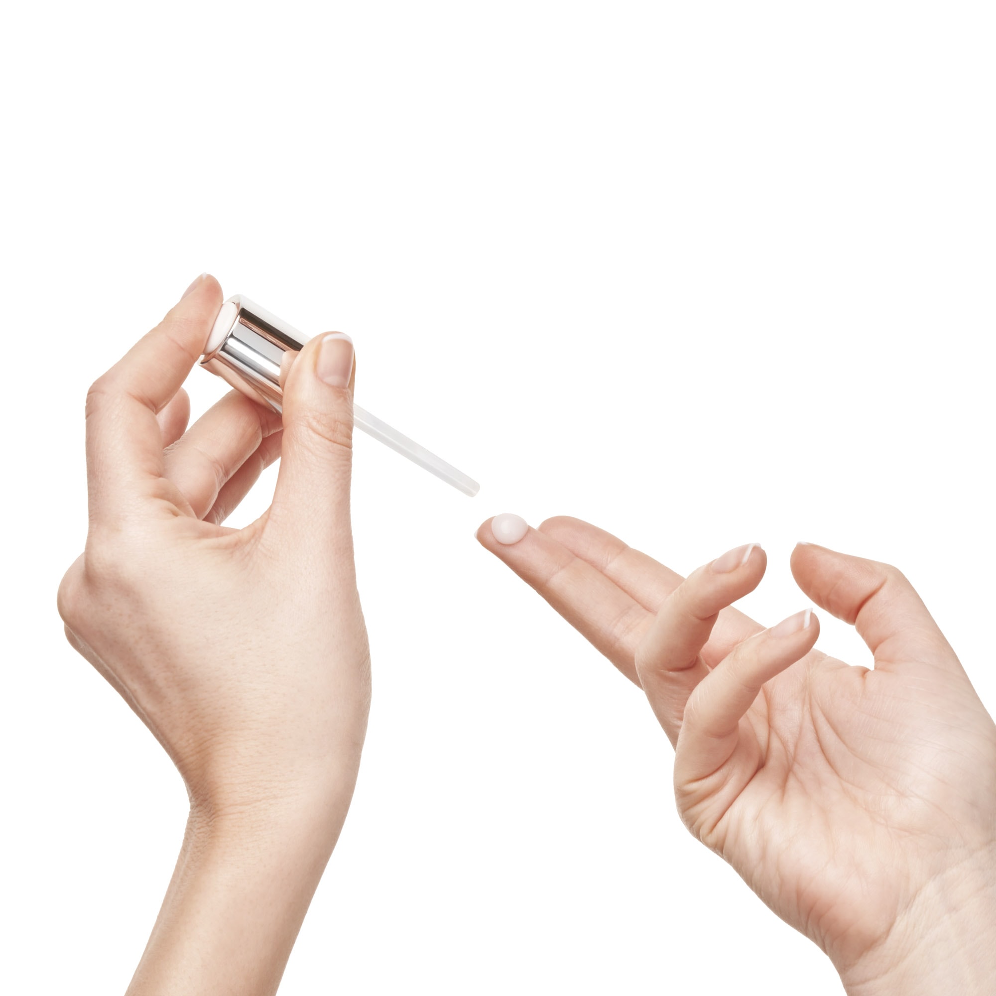 Hände geben einen Tropfen Serum auf einen Finger
