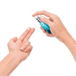 Person gibt einen Klecks MINÉRAL 89 Augenserum auf ihren Zeigefinger