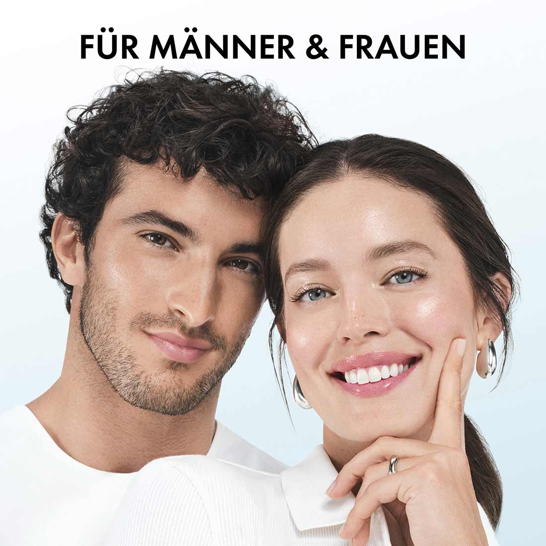 Mann und Frau in weißen Oberteilen nebeneinander, Text im Bild: für Männer und Frauen