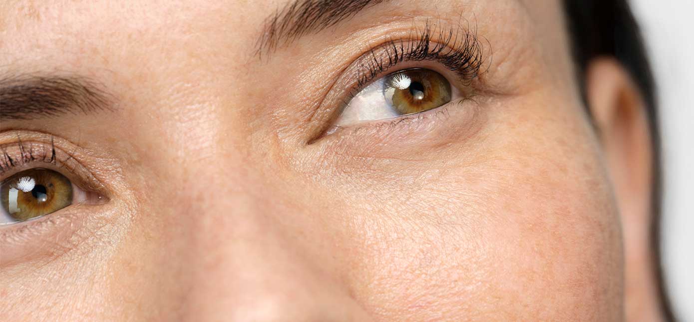 Nahaufnahme einer Frau, die zur Seite siehts