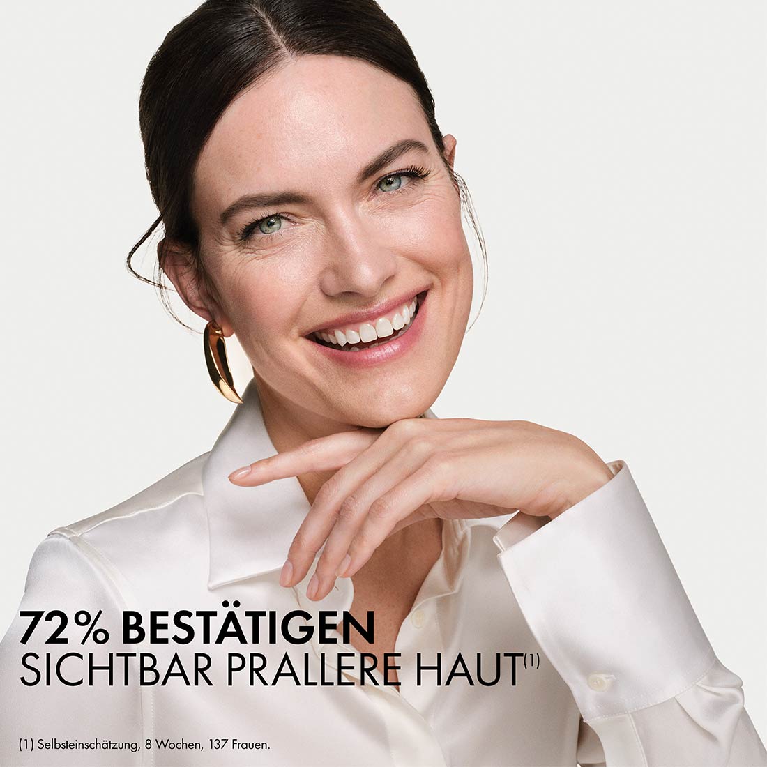 Lächelnde Frau mit glatter Haut; 72 % bestätigen prallere Haut durch Vichy Neovadiol Longevity.