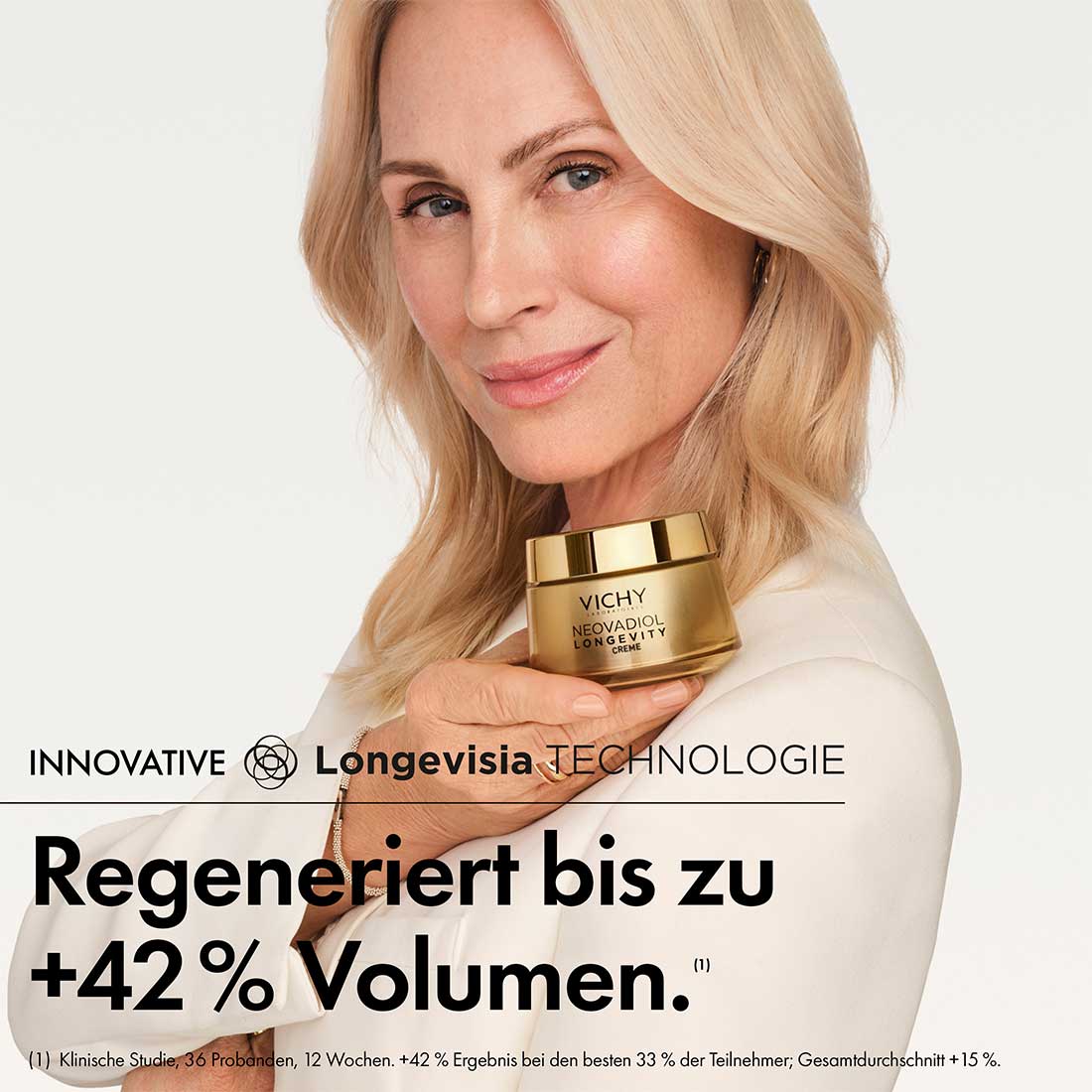 Vichy Neovadiol Longevity Creme – Frau hält Anti-Aging-Gesichtscreme, regeneriert bis zu +42 % Volumen