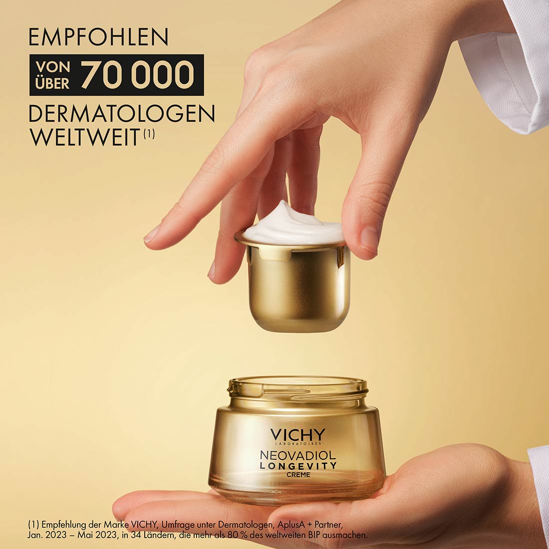 Eine Hand die die Reffill verpackung in den goldenen Tigel der  NEOVADIOL Longevity Pro Volumen creme setzt, die von 70000 Dermatologen weltweit empfohlen wird
