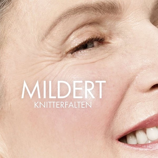 Nahaufnahme der Augen- und Wangenpartie einer reifen Frau – Text: mildert Knitterfalten