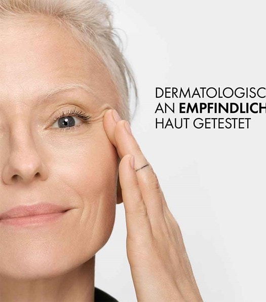Die Nachtcreme ist dermatologisch an empfindlicher Haut getestet – abgebildet ist eine ältere Frau, die sich mit der Hand sanft ins Gesicht fasst.