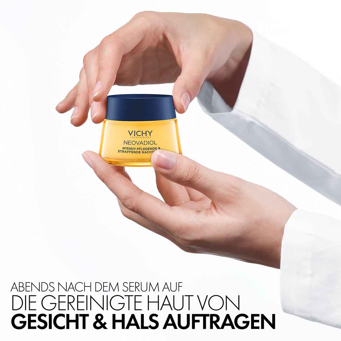 Abgebildet ist der Creme Tiegel, der in den Händen gehalten wird. Die Creme sollte abends nach dem Serum auf die gereinigte Haut von Gesicht und Hals aufgtragen werden.