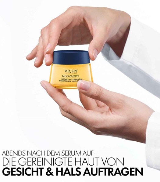 Abgebildet ist der Creme Tiegel, der in den Händen gehalten wird. Die Creme sollte abends nach dem Serum auf die gereinigte Haut von Gesicht und Hals aufgtragen werden.
