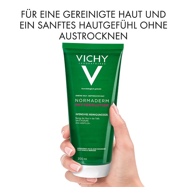 Hand hält ein NORMADERM Reinigungsgel mit dem Text „Für eine gereinigte Haut und ein sanftes Hautgefühl ohne Austrocknen“