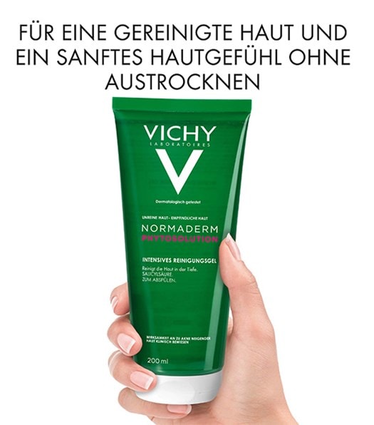 Hand hält ein NORMADERM Reinigungsgel mit dem Text „Für eine gereinigte Haut und ein sanftes Hautgefühl ohne Austrocknen“