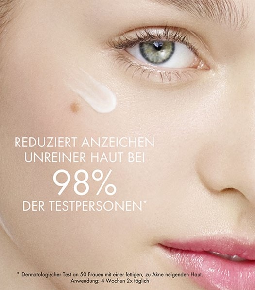 Gesicht einer Frau mit der Aufschrift „Reduziert Anzeichen unreiner Haut bei 98 % der Testpersonen“