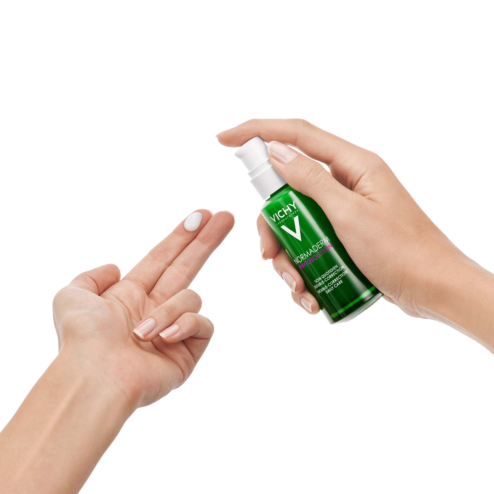 Person macht einen Klecks NORMADERM Creme auf ihren Zeigefinger