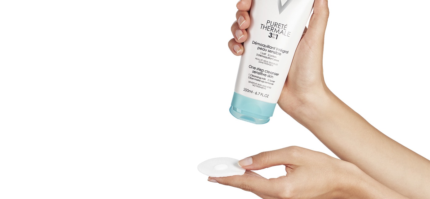 Person tränkt ein Wattepad mit PURETÉ THERMALE Gesichtsreiniger