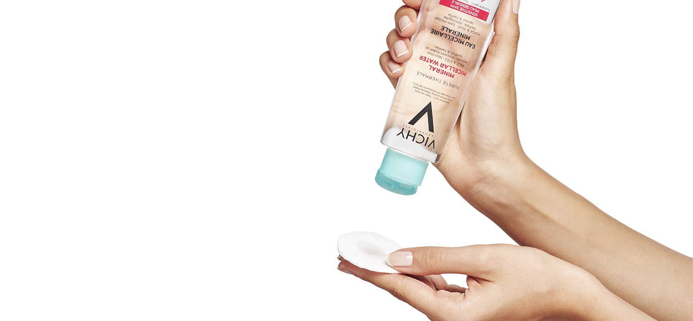 Frau trägt Mizellen-Reinigungsfluid von Vichy auf einen Wattepad auf