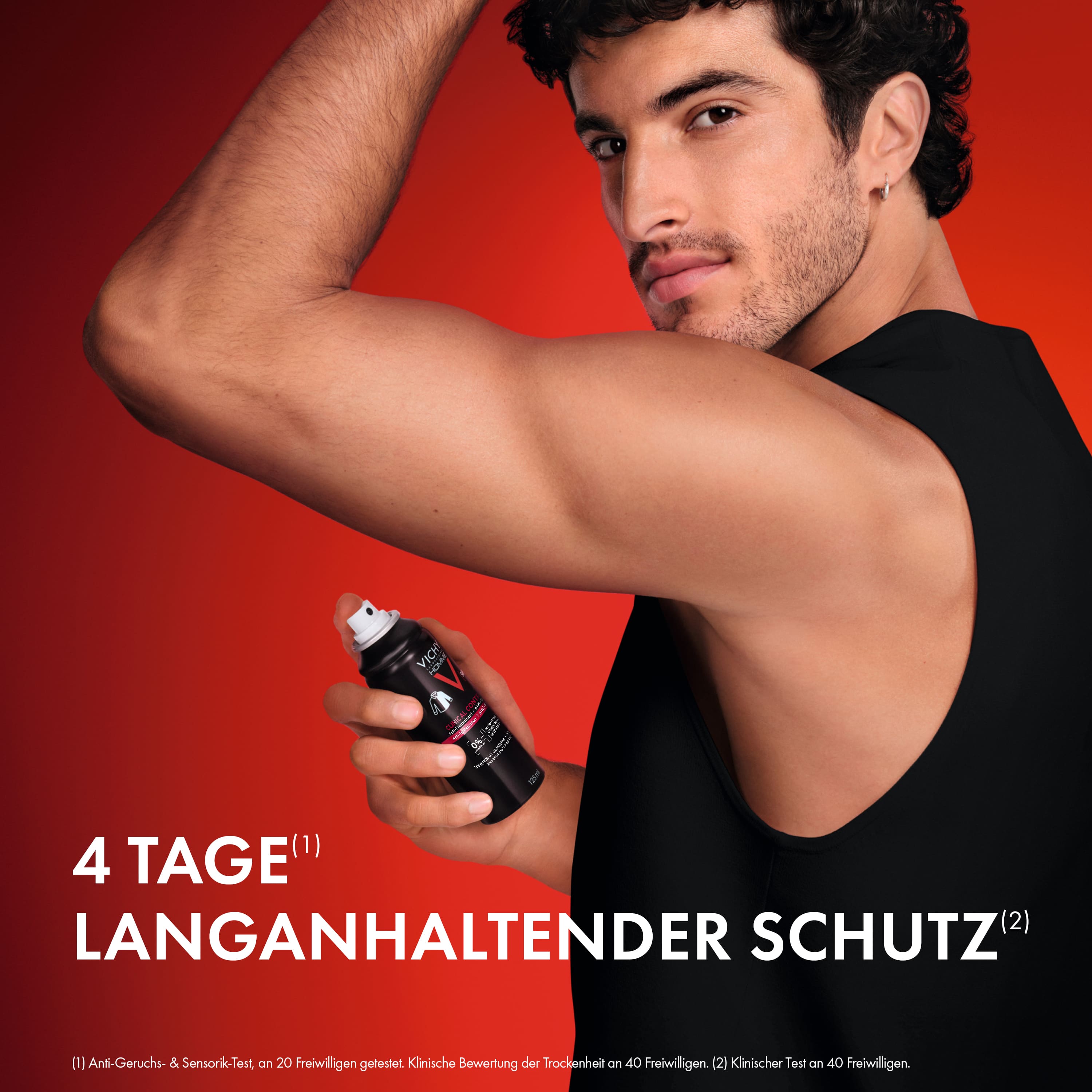 Mann sprüht Vichy Homme Clinical Control Deodorant auf die Achsel, Text im Bild: 4 Tage langanhaltender Schutz