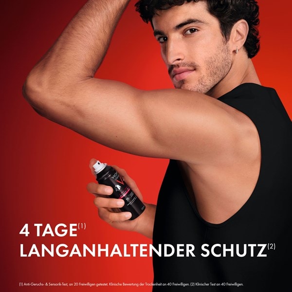 Mann sprüht Vichy Homme Clinical Control Deodorant auf die Achsel, Text im Bild: 4 Tage langanhaltender Schutz