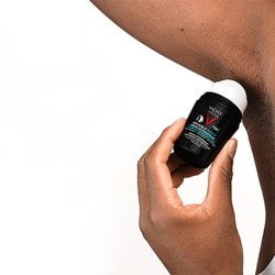 Mann benutzt ein Roll-on Deo für seine Achsel und der Text „72H hohe Anti-Transpirant-Wirkung“