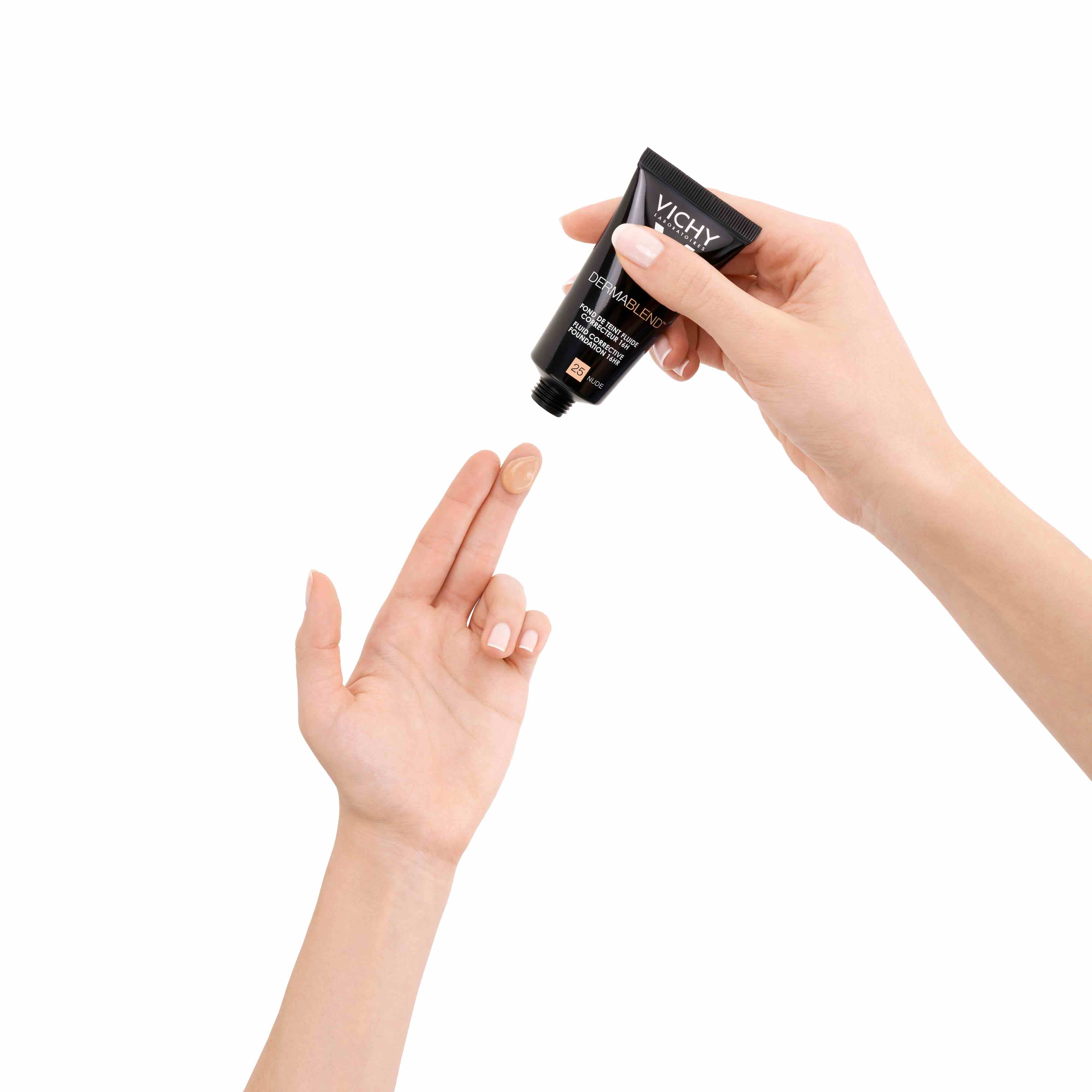 Person gibt einen Klecks Foundation auf ihren Mittelfinger