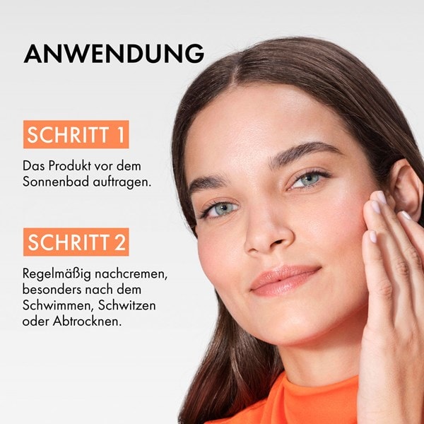 Person trägt Sonnenmilch im Gesicht auf, mit Anwendungshinweisen „Schritt 1 vor dem Sonnenbad auftragen“ und „Schritt 2 regelmäßig nachcremen“.