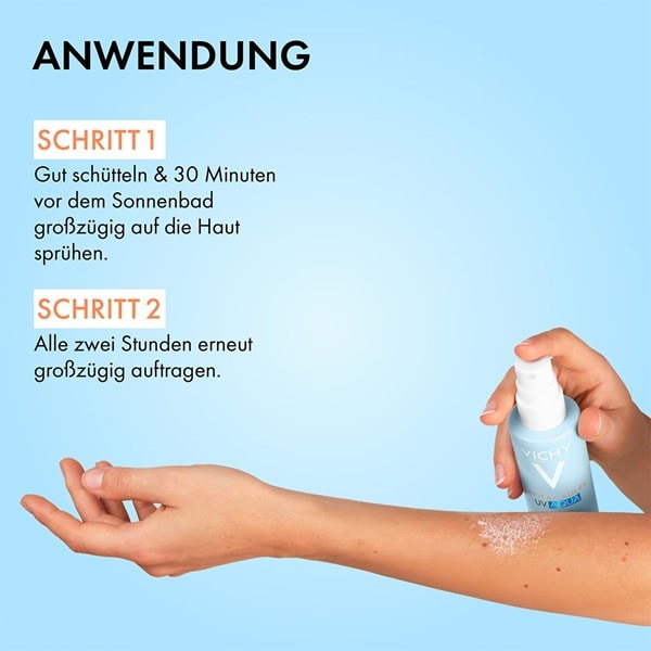 Hand sprüht Vichy Capital Soleil UV Aqua Sonnenspray auf den Unterarm, Text im Bild: vor der Sonne auftragen