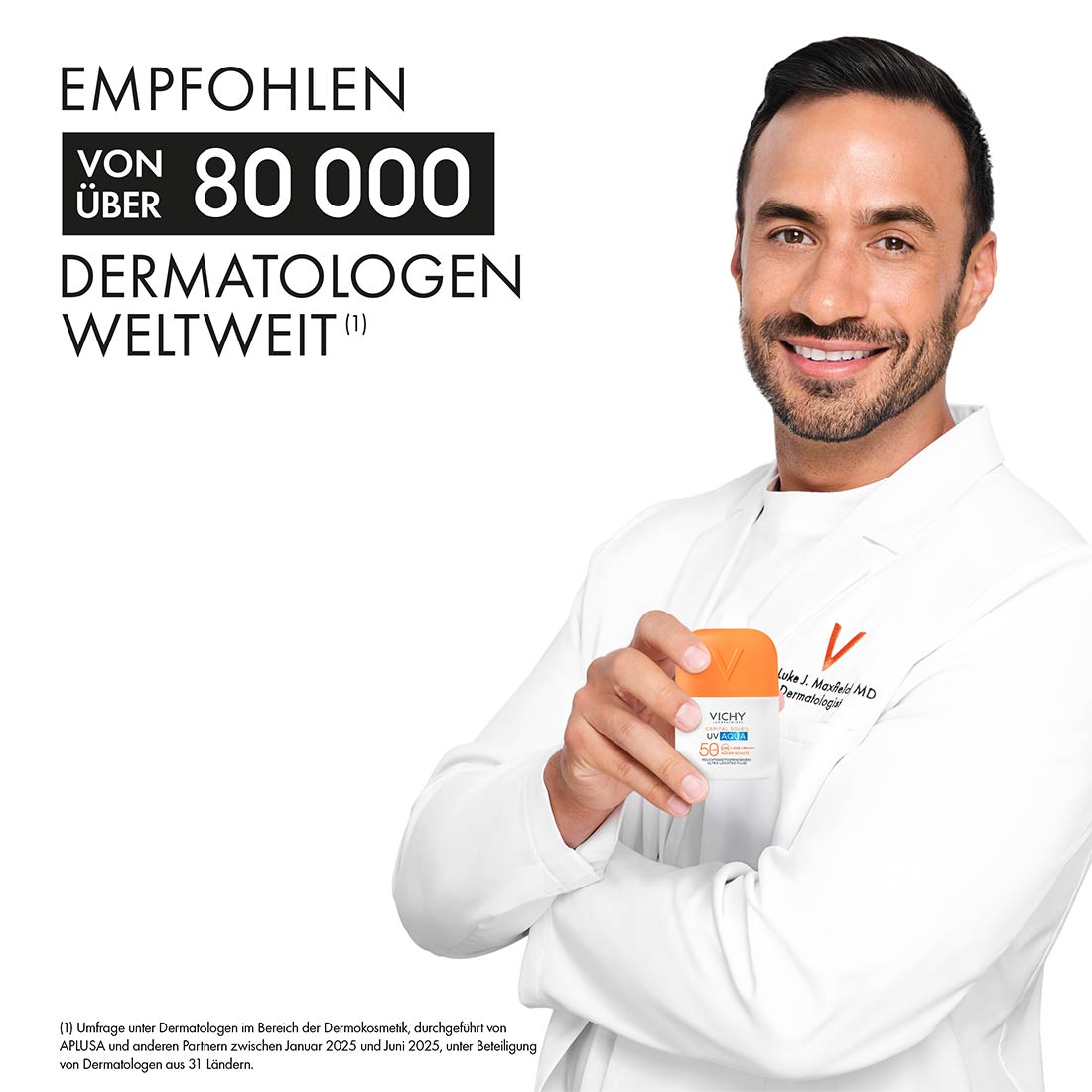 Ein Dermatologe hält das Capital Soleil UV Aqua Hydrating Invisible Fluid in der Hand und lächelt. Das Capital Soleil UV Aqua Hydrating Invisible Fluid wird von 80.000 Dermatologen weltweit empfohlen.