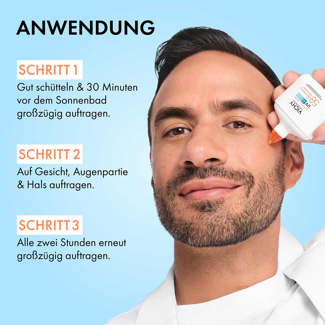 Ein Mann vor blauem Hintergrund wendet das Capital Soleil UV Aqua Hydrating Invisible Fluid im Gesicht an. Im ersten Schritt das Produkt gut schütteln und 30 Minuten vor dem Sonnenbad großzügig auftragen, im zweiten Schritt auf Gesicht, Augenpartie und Hals auftragen, im dritten Schritt alle zwei Stunden erneut auftragen.