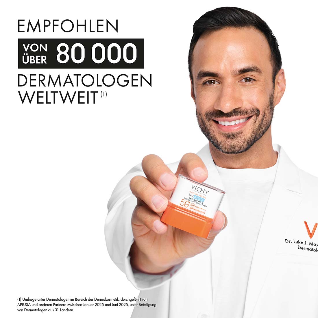 Mann im weißen Kittel hält Vichy Capital Soleil UV Aqua Invisible Stick LSF 50+, Text im Bild: empfohlen von über 80.000 Dermatologen weltweit