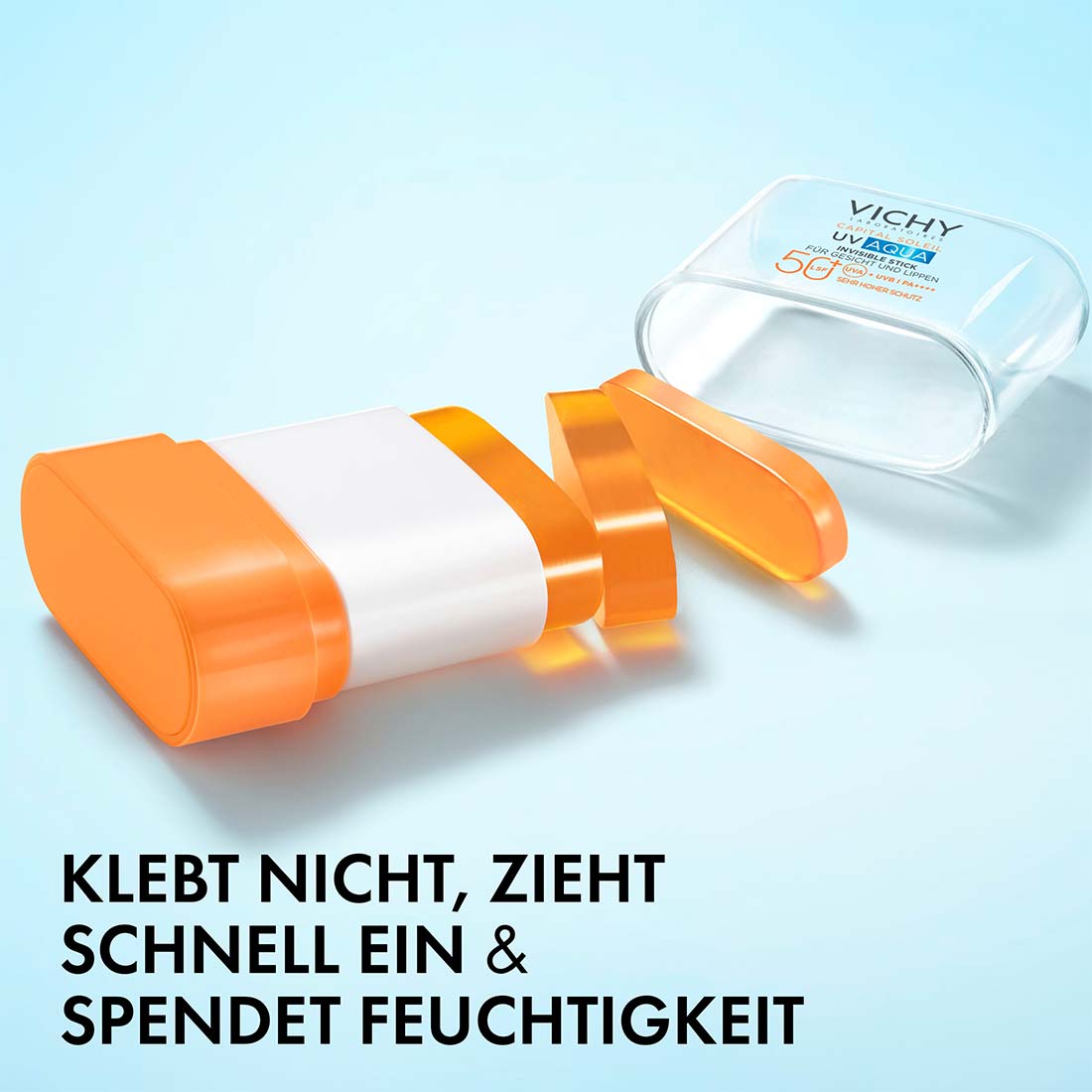 Vichy Capital Soleil UV Aqua Invisible Stick LSF 50+ liegt geöffnet in Einzelteilen, Text im Bild: klebt nicht, zieht schnell ein, spendet Feuchtigkeit