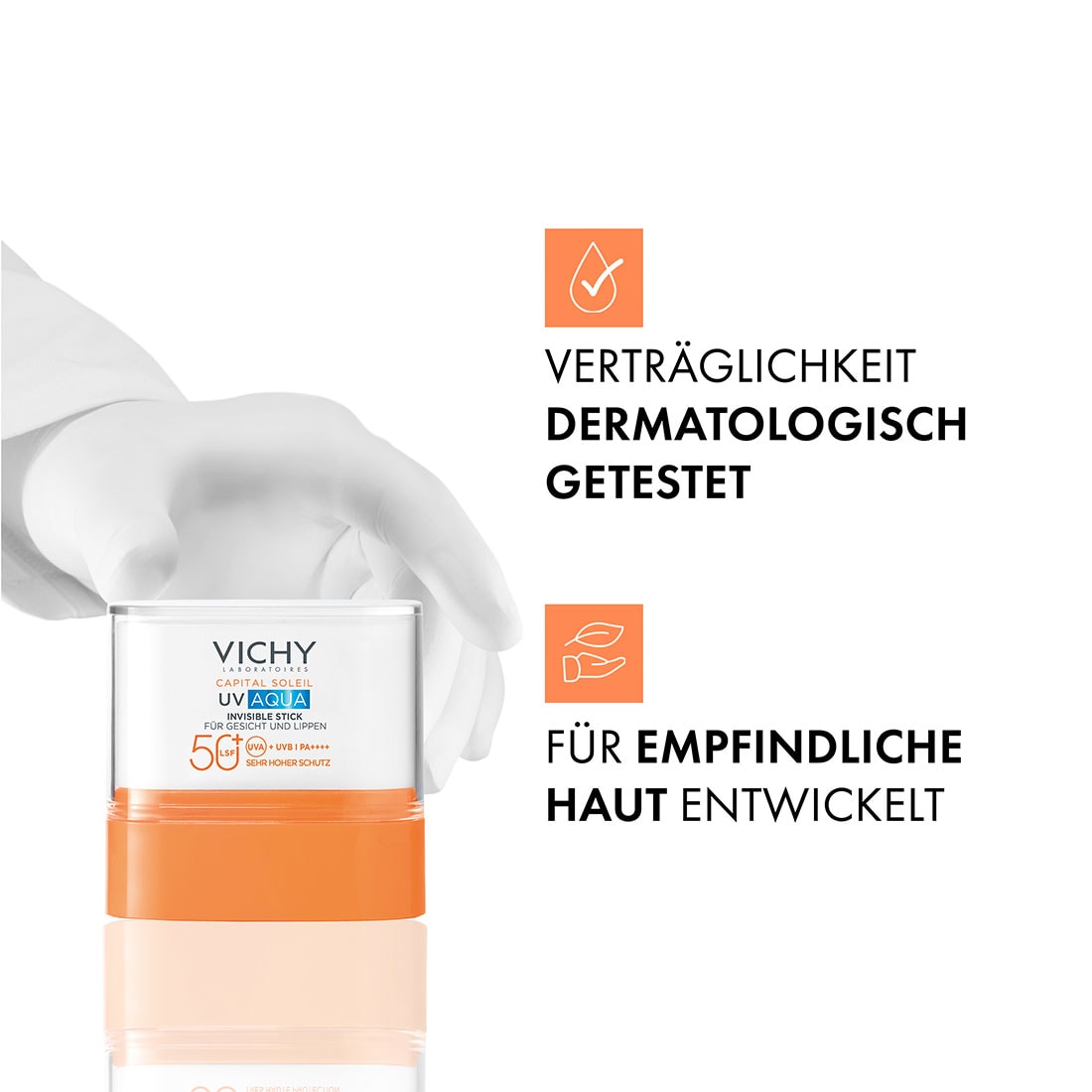 Behandschuhte Hand hält Vichy Capital Soleil UV Aqua Invisible Stick LSF 50 für Gesicht und Lippen, Text im Bild: dermatologisch getestet, für empfindliche Haut entwickelt