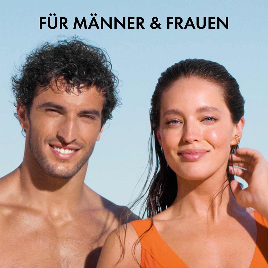 Mann und Frau in Badekleidung am Strand, Text im Bild: für Männer und Frauen