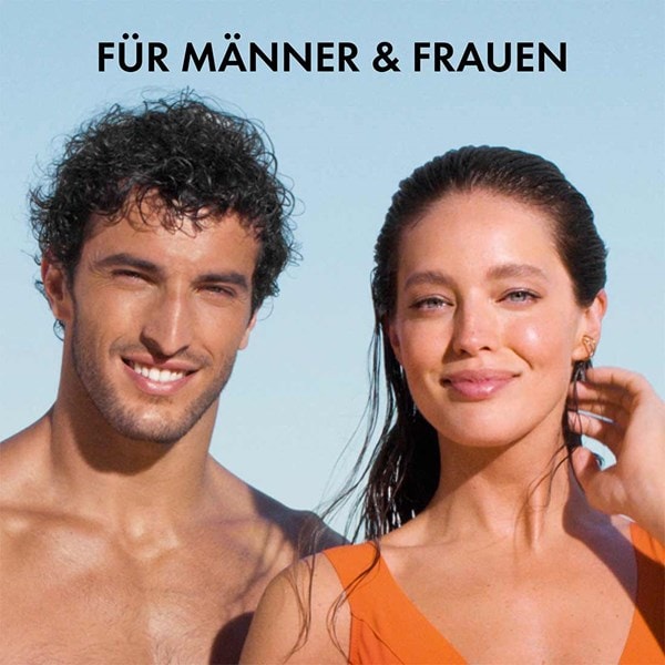 Mann und Frau in Badekleidung am Strand, Text im Bild: für Männer und Frauen