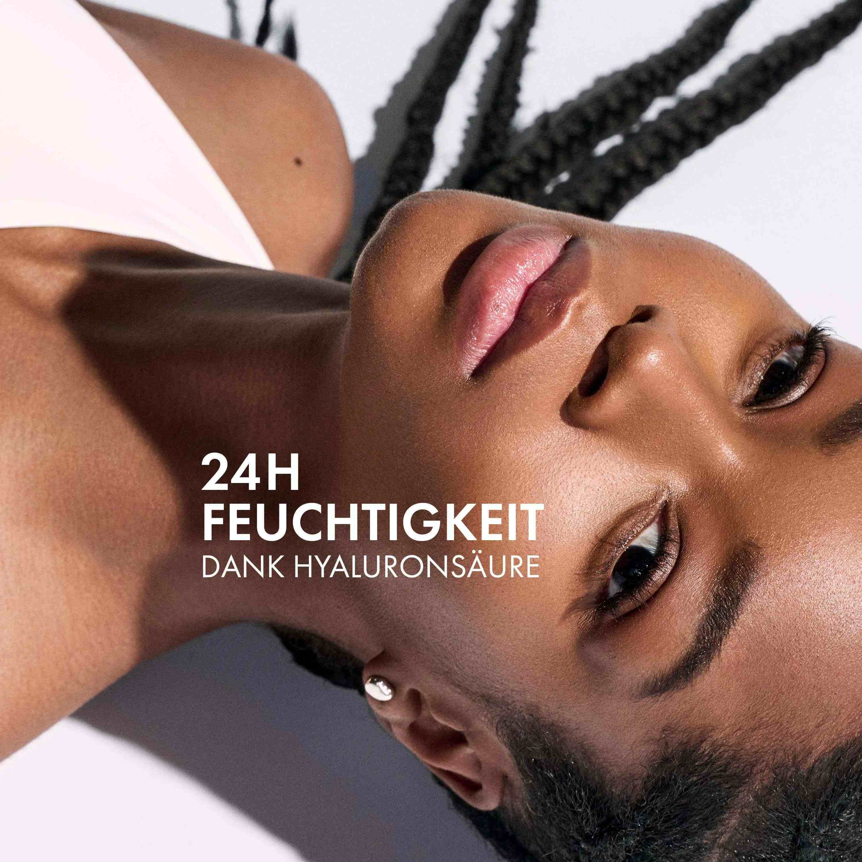 Frau liegt auf einem weißen Hintergrund mit der Aufschrift „24h Feuchtigkeit dank Hyaluronsäure“