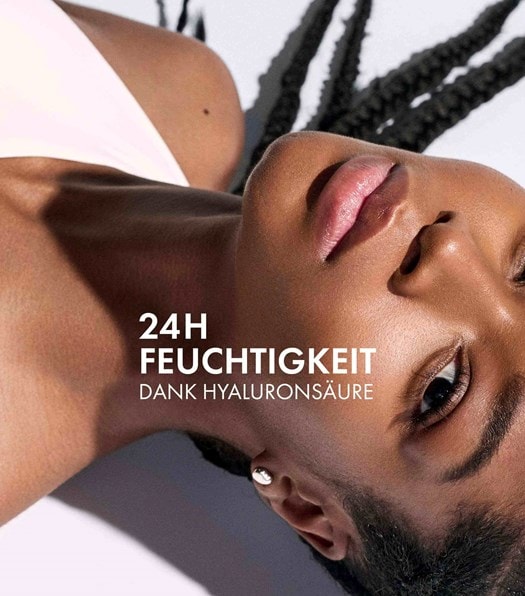 Frau liegt auf einem weißen Hintergrund mit der Aufschrift „24h Feuchtigkeit dank Hyaluronsäure“