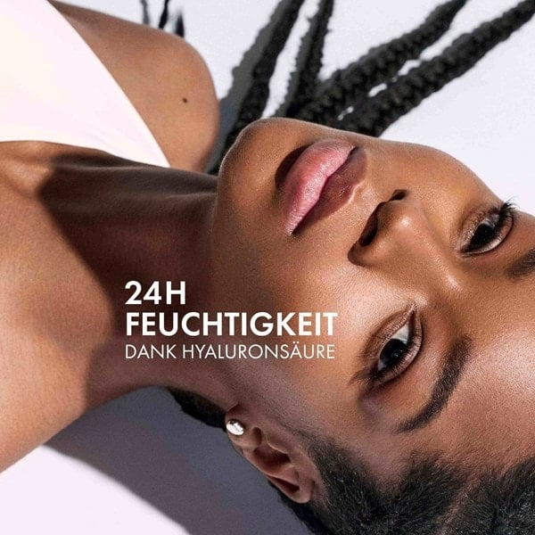Frau liegt auf einem weißen Hintergrund mit der Aufschrift „24h Feuchtigkeit dank Hyaluronsäure“