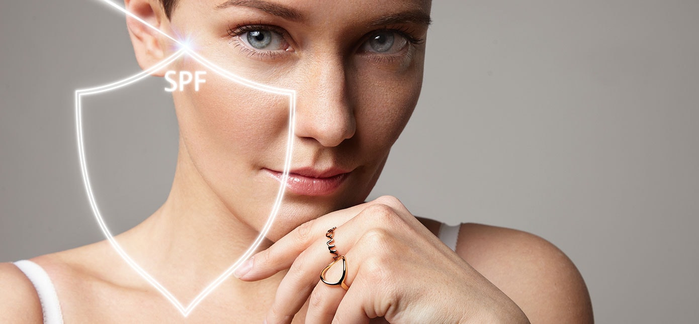 Frau sieht in die Kamera und ein weißer Schild mit SPF